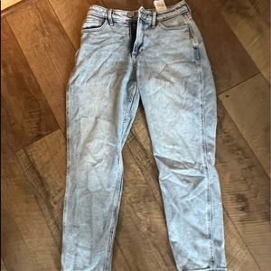HOLLISTER CURVY MOM JEAN, W 25, SHORT, GOOD CONDITION, LIGHT WASH